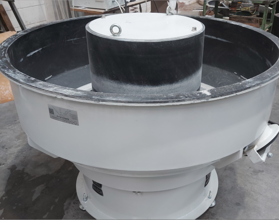 Máquina de acabamento por vibração orbital RWO-D-520 com cuba circular para rebarbação e polimento industrial