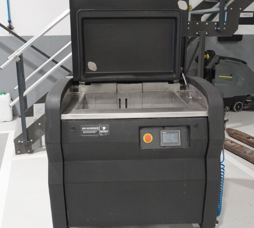 Máquina de limpeza por ultrassons MOT-185 Advanced com tampa aberta e acesso à cuba