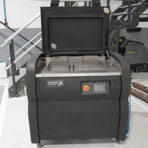 Máquina de limpeza por ultrassons MOT-185 Advanced com tampa aberta e acesso à cuba